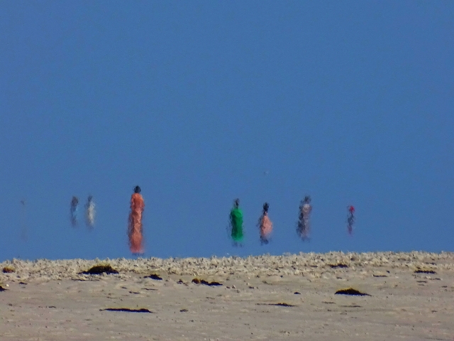 Slender People - Untere Luftspiegelung, aufgenommen am Süddorfer Strand (Amrum) am 16.06.2022 um 17:18 MESZ