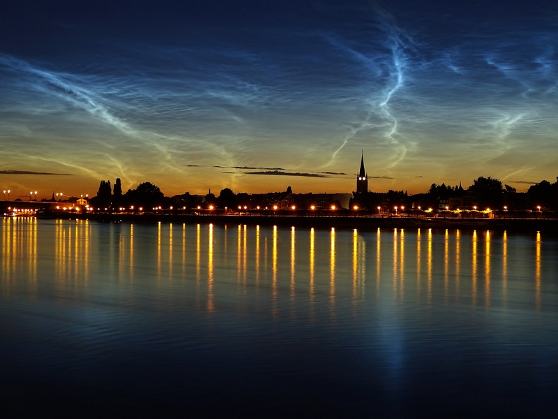 Sehr helles NLC-Display über dem Rhein in Bonn, aufgenommen am 06.07.2018 um 03:43 MESZ